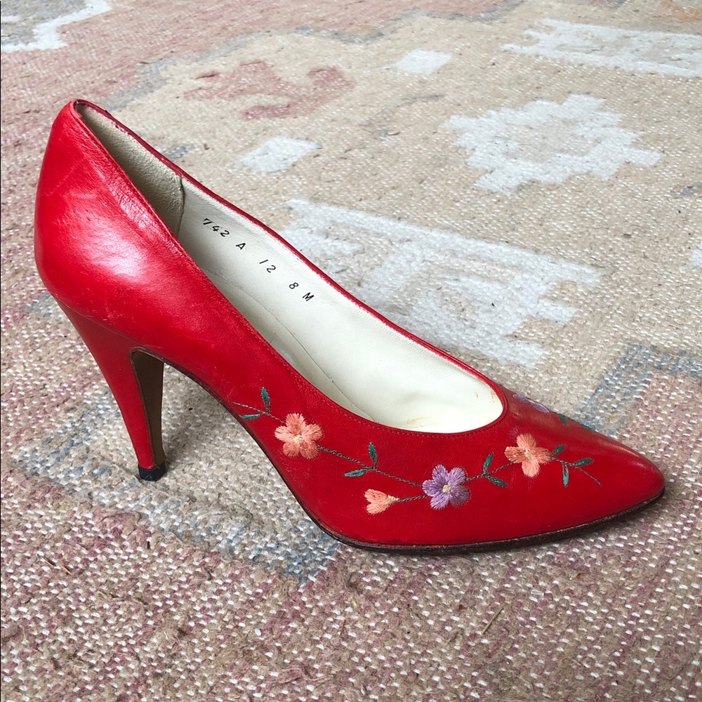 Red Leather Pumps Floral Embroidery Made in Spain Sz. 8 Miguel Hernandez